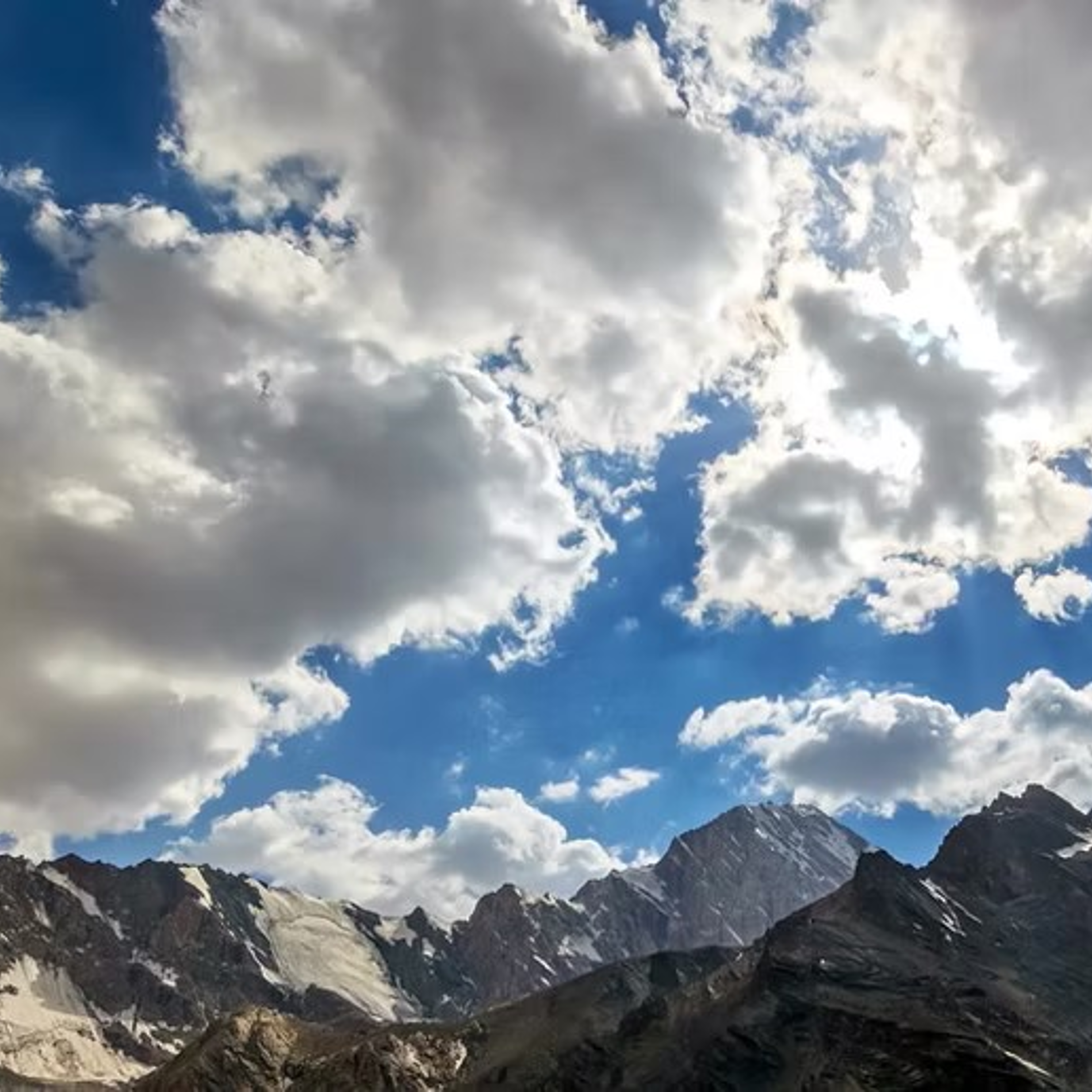 Snowy mountains under daylight